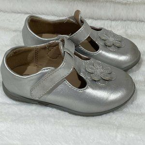 Genuine Kids by Oshkosh Silver Flats Girls Size 5‎